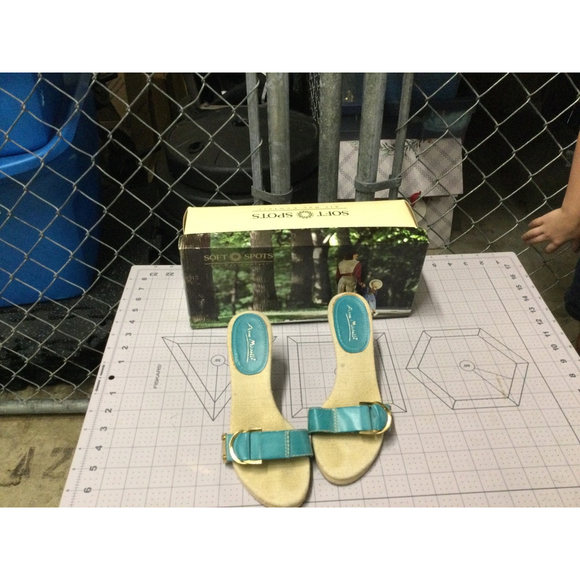 Women's Ann Michelle Heels Size 6 Beige and Teal - Picture 1 of 4
